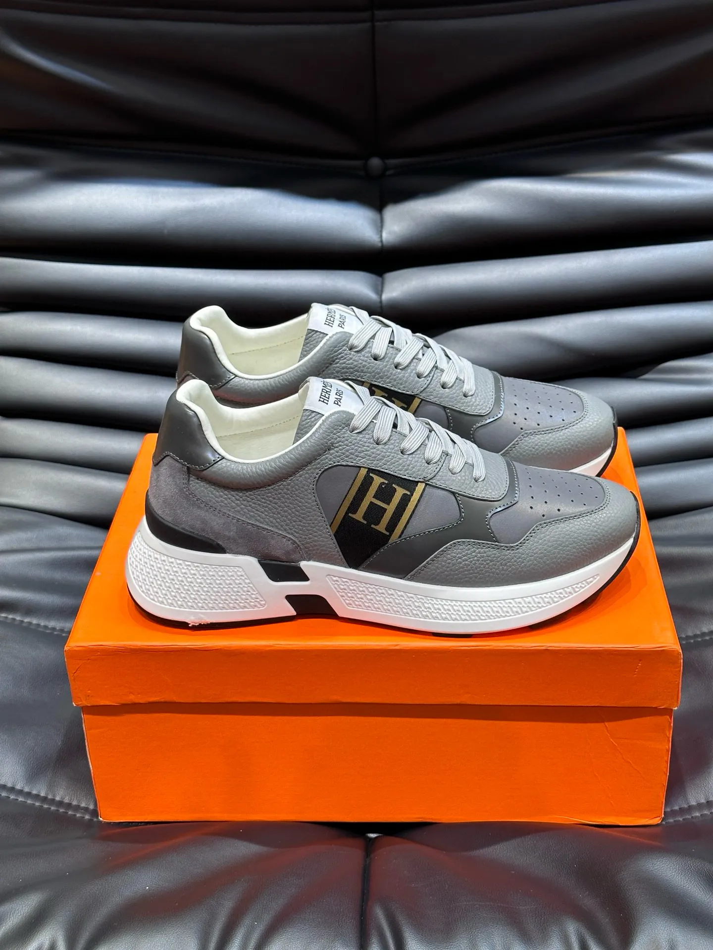 Factory price: 540💰HERMES/Hermes Hugo thick-soled sneakers are casual men's shoes. These sneakers are made of imported first-layer cowhide leather and breathable mesh design. The contrasting color design creates a dynamic and modern shape. The front end of the toe is decorated with natural-color rubber inlays. The style is novel and fashionable. The texture is incomparable, with cowhide lining and cowhide foot pads, the upper foot is comfortable and breathable, and the rubber sole is decorated with geometric patterns and iconic "H" details. A very personal one! Size: 39-44 (customized at 38.45)